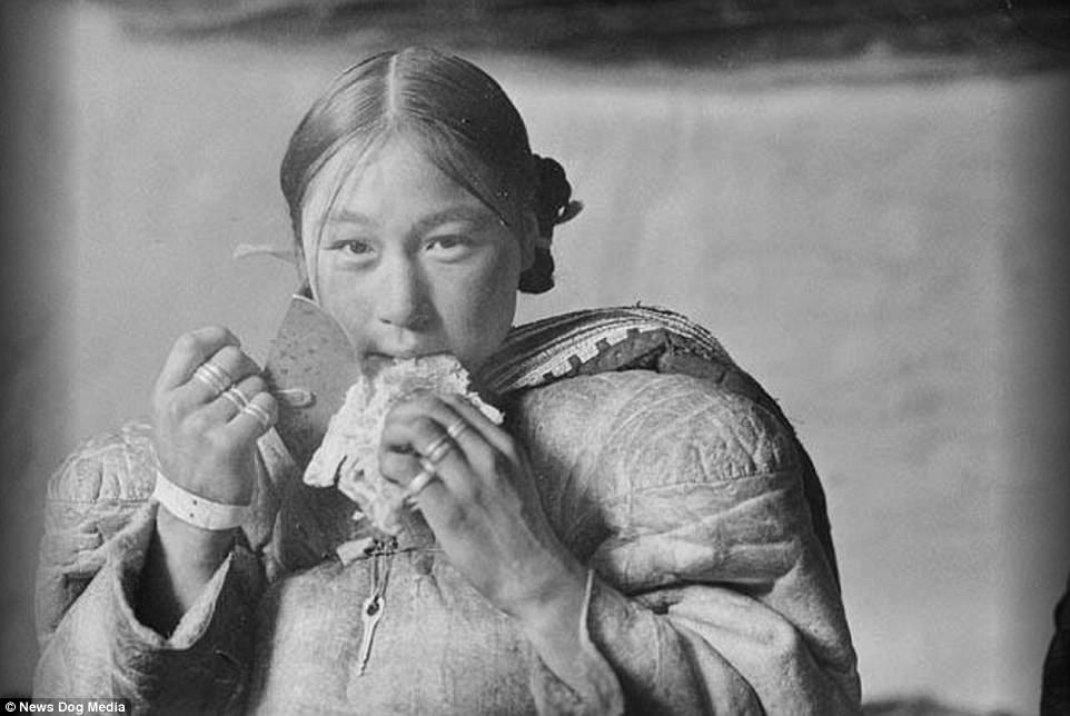 Indigenous Inuit people ate a high fat diet and ate a lot of raw foods. Indigenous Inuit people ate a high fat diet and ate a lot of raw foods.