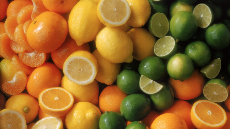 Various types of citrus fruits that contain vitamin C.