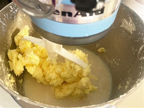 Making raw butter in a mixer